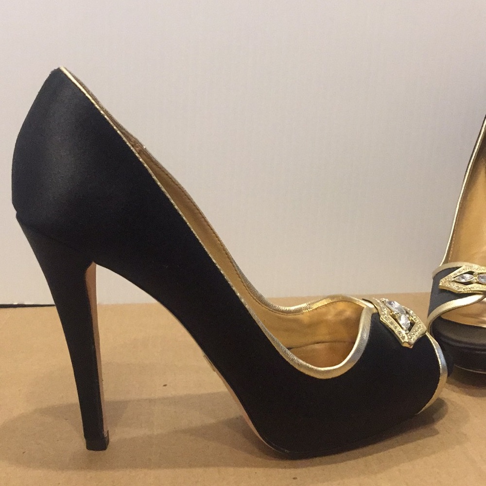 NWOT Badgley  Mischka Satin Pumps
